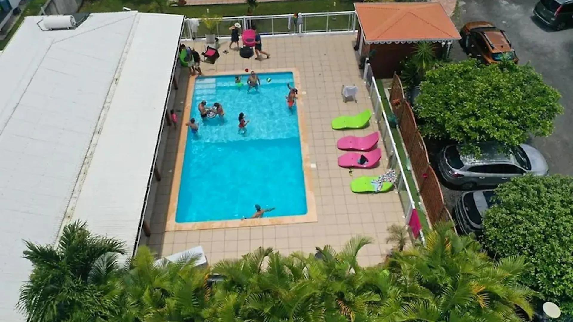 Holiday home Maison Charmante Le Moule Avec Piscine Partagee